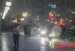 暴雨视频,城市瞬间变泽国