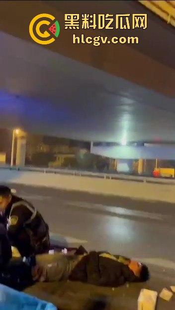 西安立交桥两男子醉酒骑摩托撞护栏，一男子爆头止血，没想到面包车又来补一刀！-15