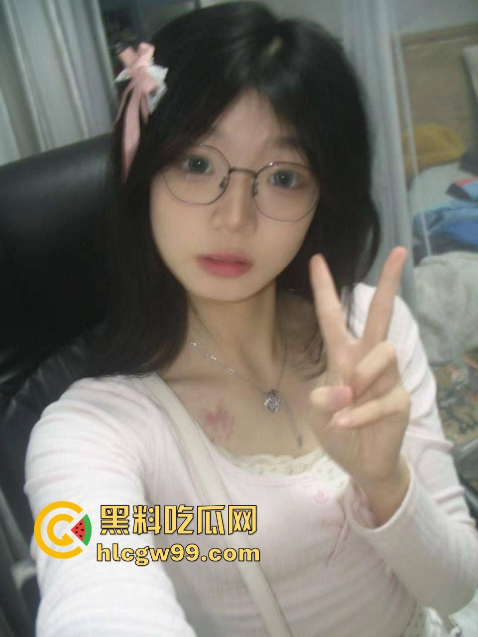 厦门大学眼镜娘『林莫』被炮友干到翻白眼，深喉口爆吞精噗嗤响，翻白眼解锁姿势各种姿势被猛插到失禁！-1