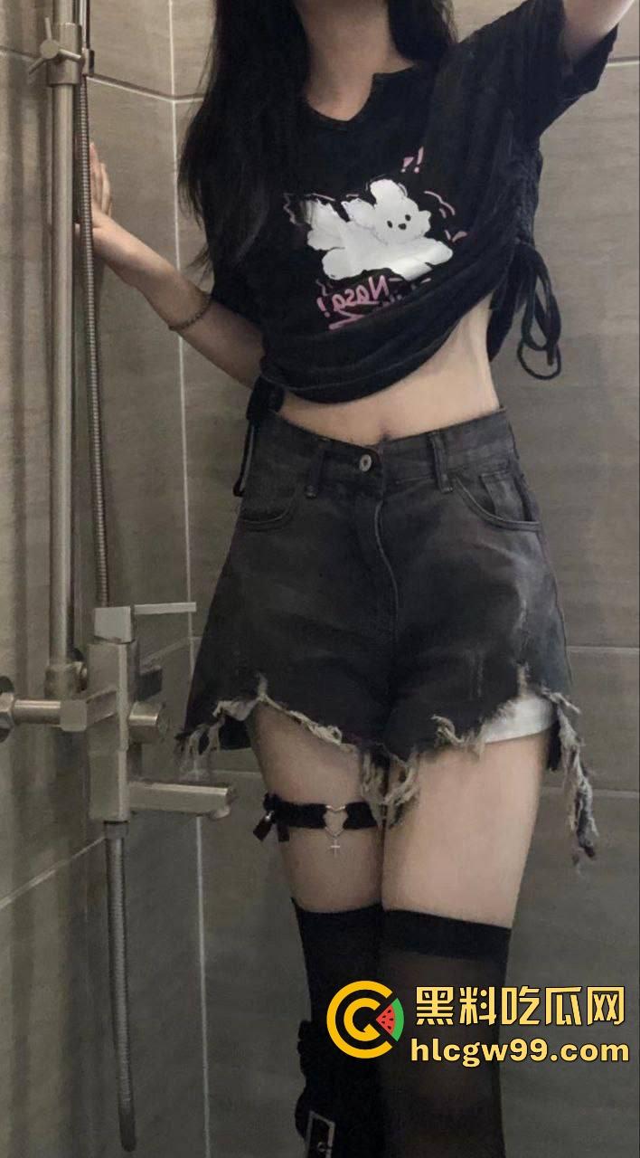 厦门大学眼镜娘『林莫』被炮友干到翻白眼，深喉口爆吞精噗嗤响，翻白眼解锁姿势各种姿势被猛插到失禁！-5