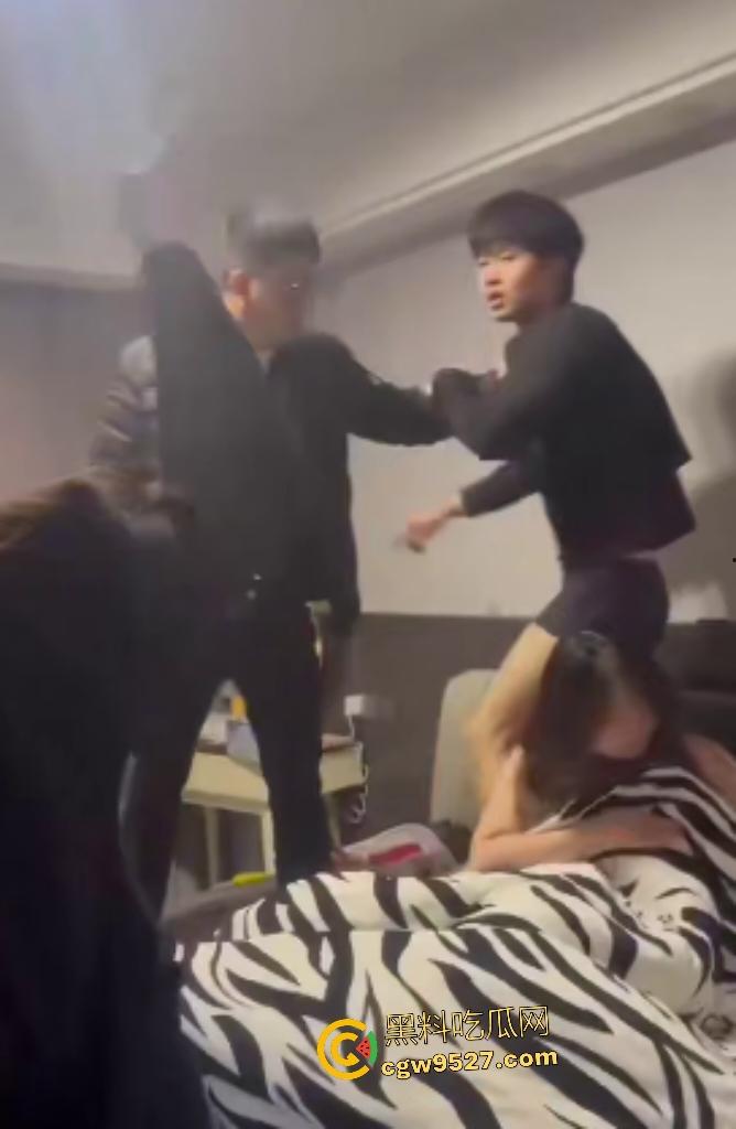 哥们糊涂出轨丑小三！原配联手小三老公抓奸，进门直接暴打两人，网友还说这老婆气质远超小三还能出轨？-7