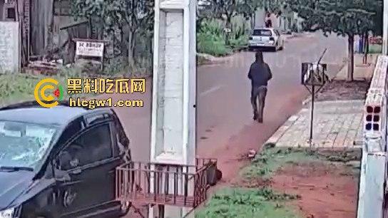 死侍附体的墨西哥硬汉！被车撞又挨两枪屁事没有，AK卡膛气得杀手怀疑人生，简直把杀手心态直接崩了！-6