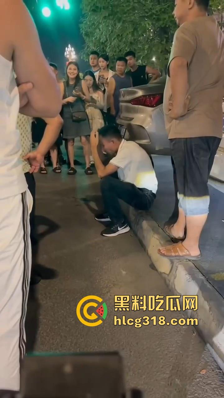 四川中年男子借学术名义哄骗12岁少女开房，被女孩家长逮到后当街暴打，这真的是禽兽不如呀！-10