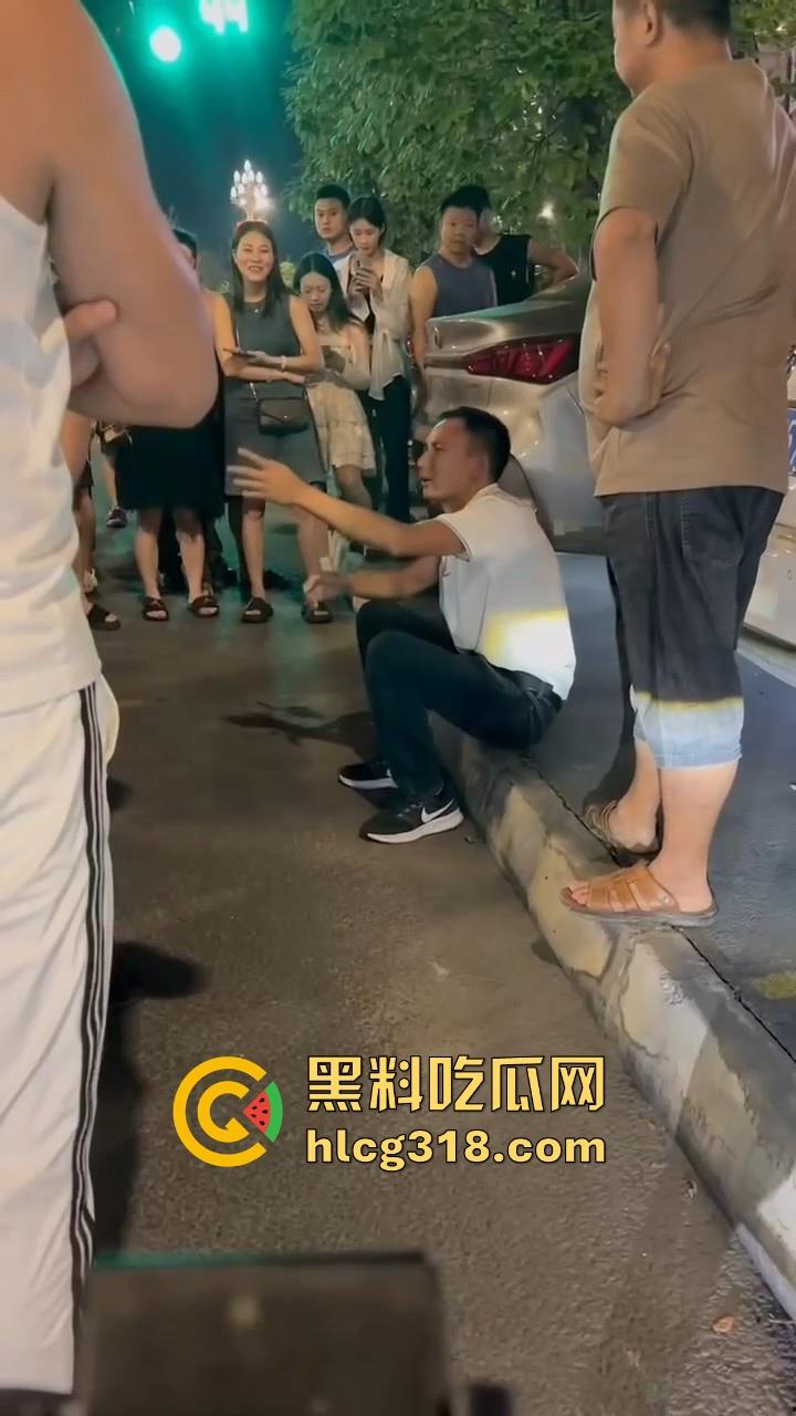 四川中年男子借学术名义哄骗12岁少女开房，被女孩家长逮到后当街暴打，这真的是禽兽不如呀！-11