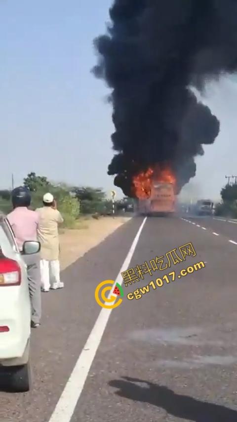 印度拉贾斯坦邦新购巴士惨烈失火，20人惨遭烈焰吞噬命丧黄泉，焦黑车厢隐隐哀嚎，车主凄凉新车梦碎-1