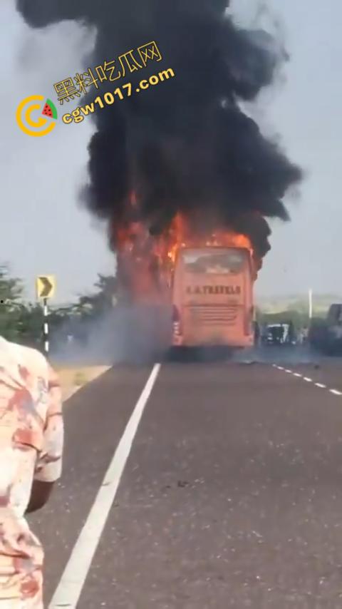 印度拉贾斯坦邦新购巴士惨烈失火，20人惨遭烈焰吞噬命丧黄泉，焦黑车厢隐隐哀嚎，车主凄凉新车梦碎-3