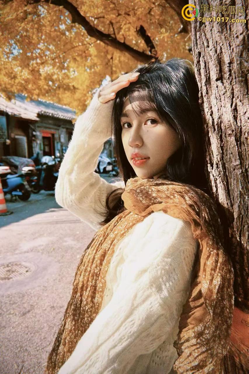 姐姐小产过后性欲望更大了，玩着手机就来脱我裤子，边自慰边给我口交，主动骑乘把我大屌夹的紧紧的，全射在小穴里 ！-1