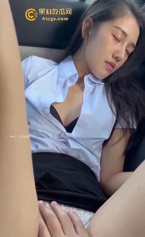 成都师范泰国留学生户外车震！23岁辣妹『莱慕尔』车里不够爽直接下车草堆打野炮，男友炫耀曝光！-5